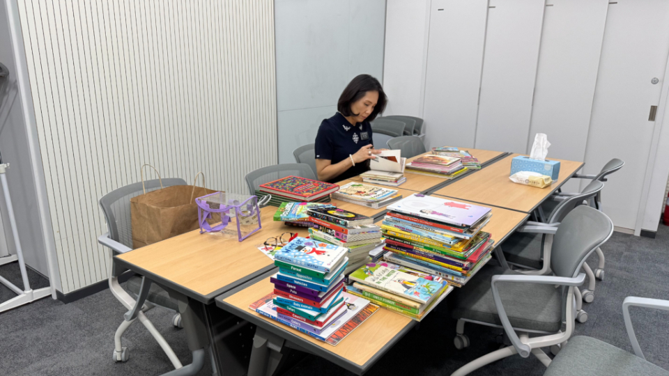 Osan-Book-Donation03.jpg