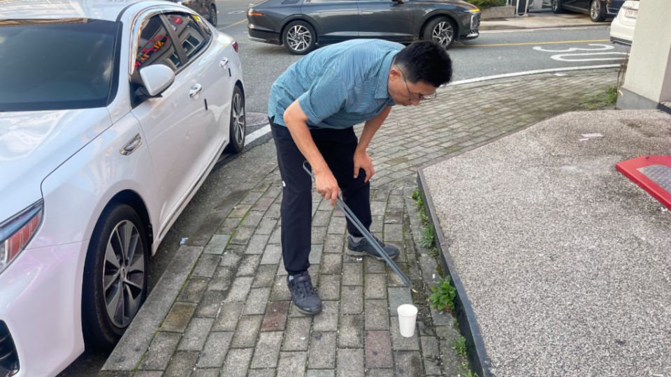 Picking-up-cigarette-butts02.jpg