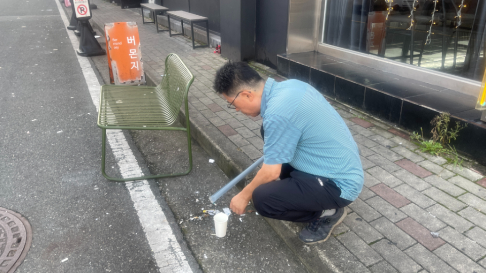 Picking-up-cigarette-butts04.jpg
